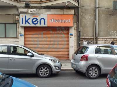 ...ma anche la serranda serrata del discount �Iken�